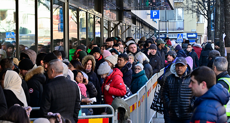 Massor av människor trängs utanför kontoret.
