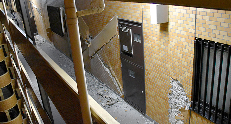 Väggar till ett hus har skadats av en jordbävning.