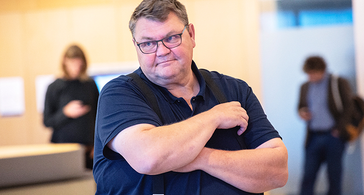 Politiekern Peter Lundgren håller armarna i kors.