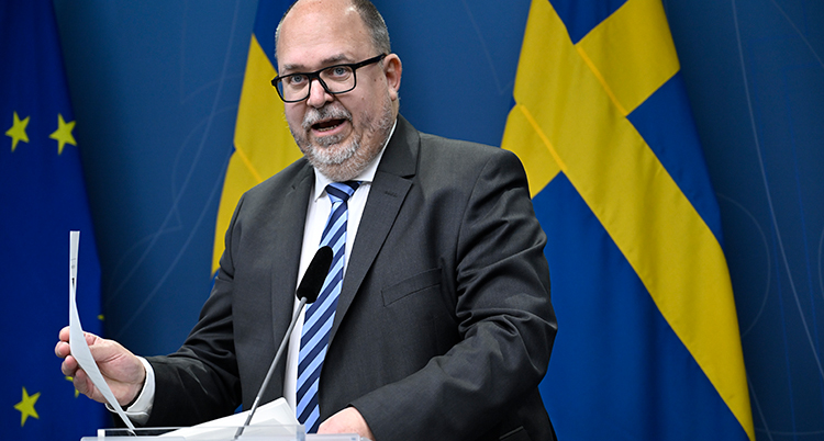 Ministern pratar på presskonferensen.