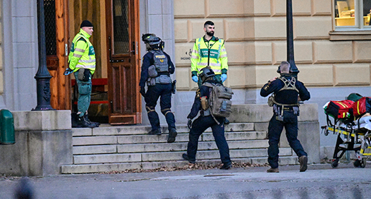 Poliser med maten och skydd på väg in i skolan.