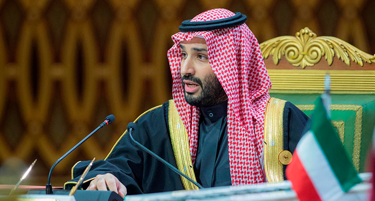 Bin Salman sitter i en förgylld stol.