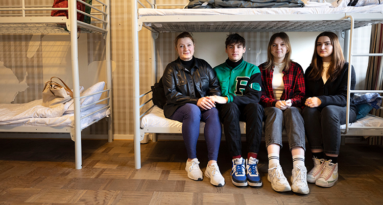 De sitter intill varandra i en våningsäng