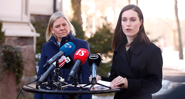 De två statsministrarna med flera mikrofoner på ett bord