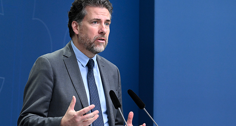 Ribbenvik på presskonferensen.
