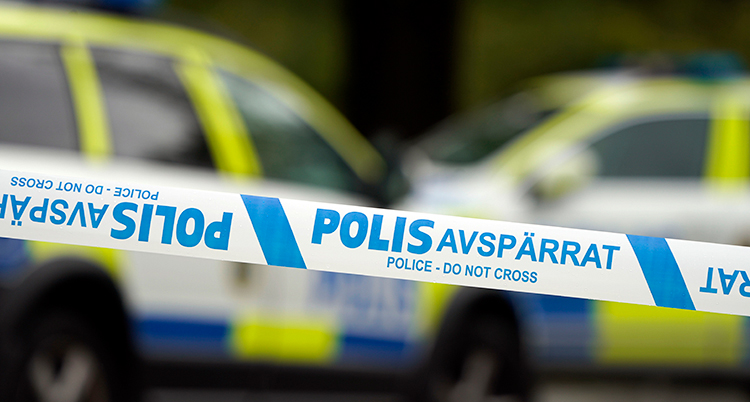 En band där det står Polis avspärrat.
