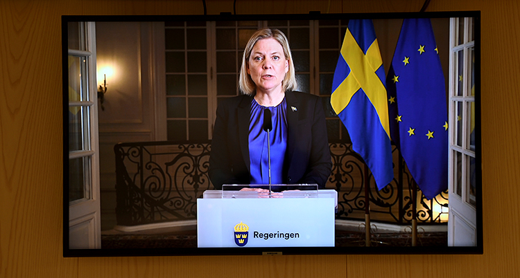 Hon syns på en tv-skärm
