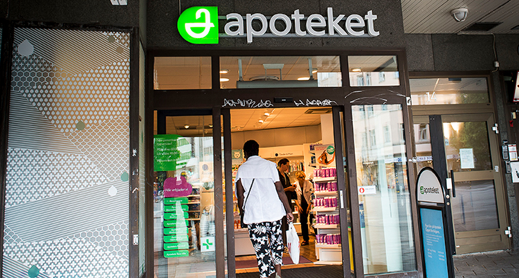 En kvinna går in på ett apotek.