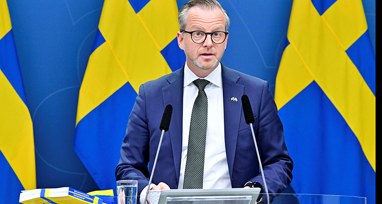 Mikael Damberg på presskonferensen.