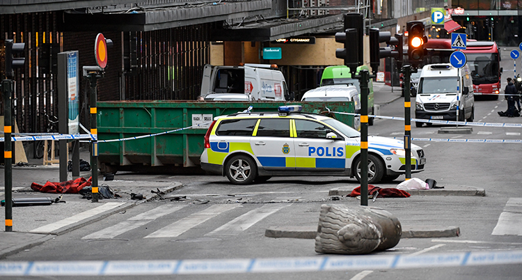 Gatan efter dådet. Välta cementlejon och en polisbil.
