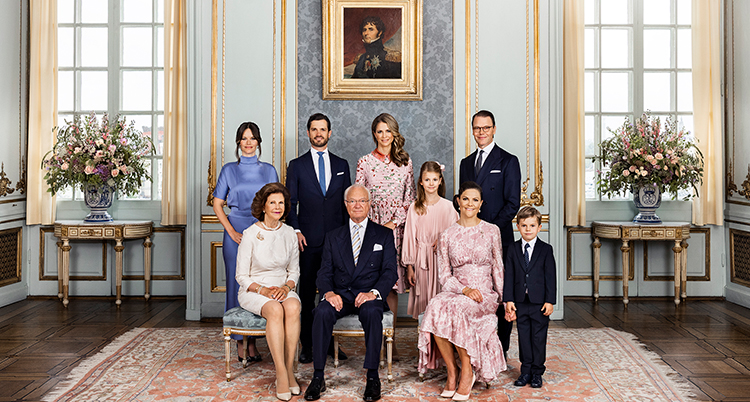 Familjen samlad i en fin sal.