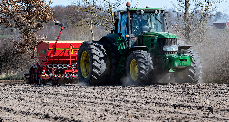 En traktor på en åker.