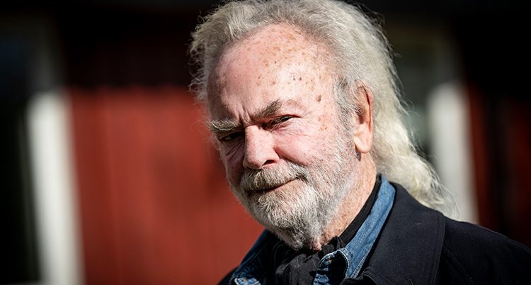 Michael tittar in i kameran.