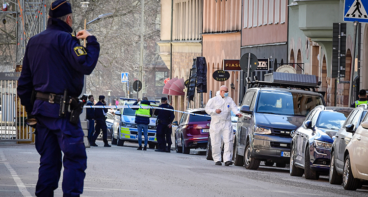 Poliser och avspärrningar på gatan utanför gymet.