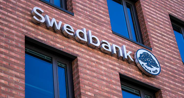 En tegelfasad med Swedbanks logga.