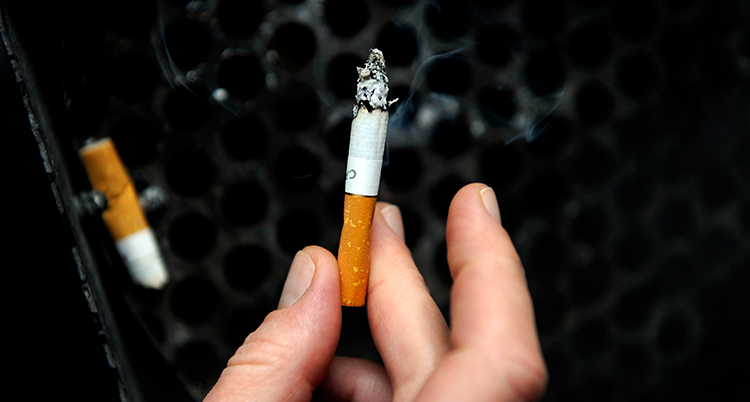 En hand håller i en cigarett.