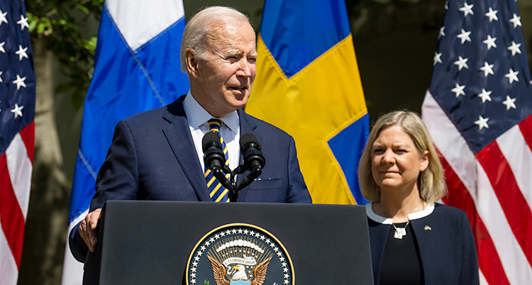 Biden talar och Andersson står bredvid.