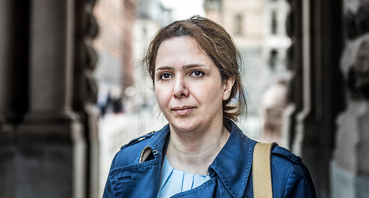 Vida Mehrannia utanför riksdagen.