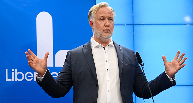 Johan Pehrson sträcker ut händerna i en gest.