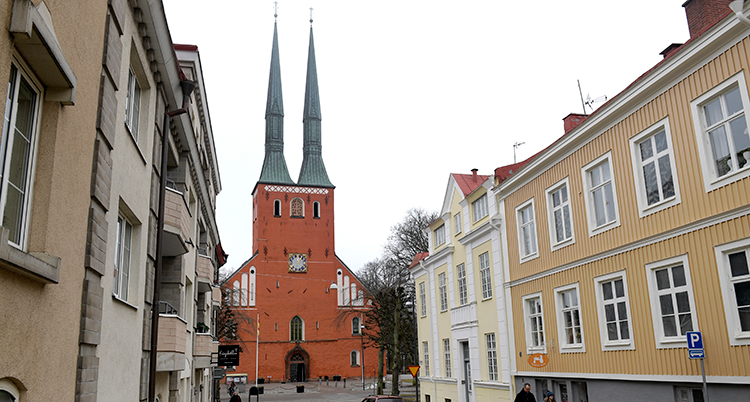 En bild på kyrkan i slutet av en gata.