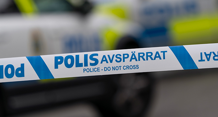 Ett band där det står Polis avspärrat.