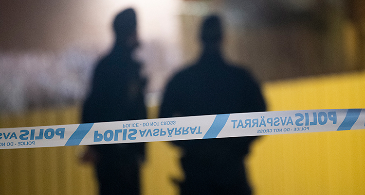 Poliserna har spärrat av en plats där ett brott har hänt.
