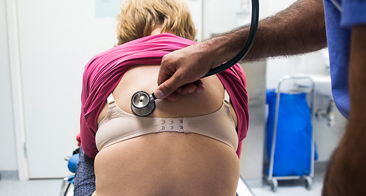 En patient blir undersökt av en läkare.
