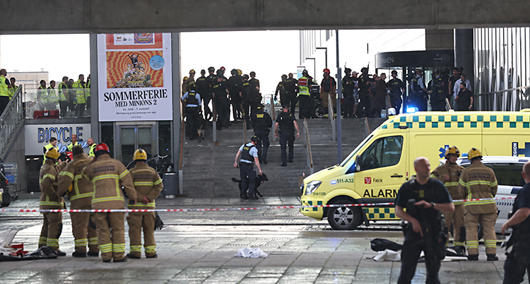 Det står massor av människor utanför ett köpcentrum.