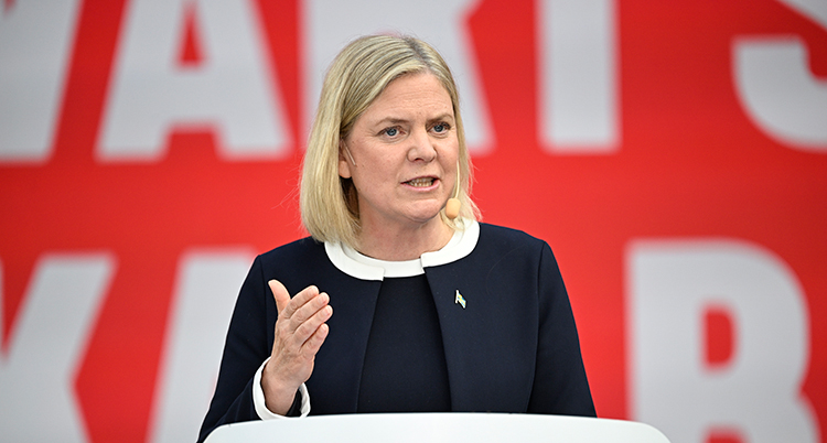 Andersson står i en talarstol.