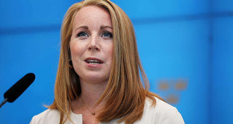 Annie Lööf vid en mikrofon.