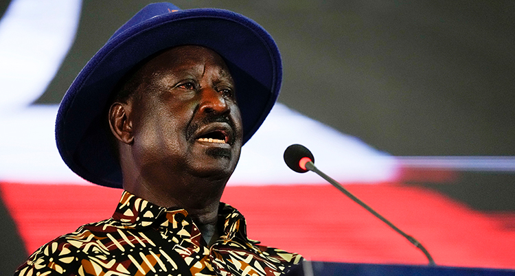 Politikern Raila Odinga håller tal.