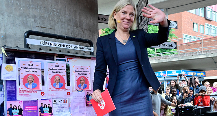 Magdalena Andersson vinkar till publik.