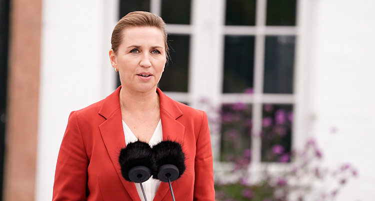 Mette Frederiksen pratar med journalister.