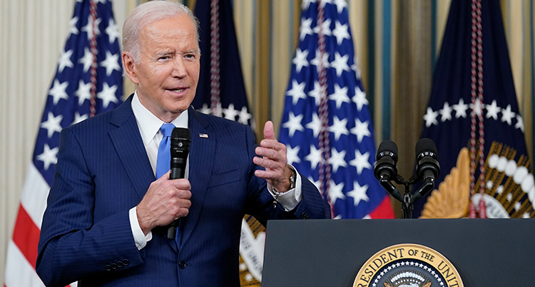 Biden i en talarstol.