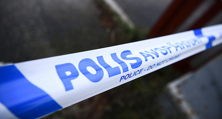 Ett band där det står polis.