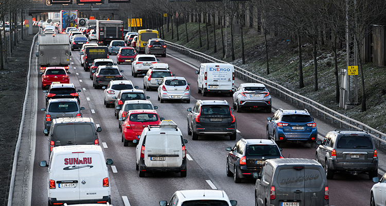 Bilar i långa köer på en motorväg.