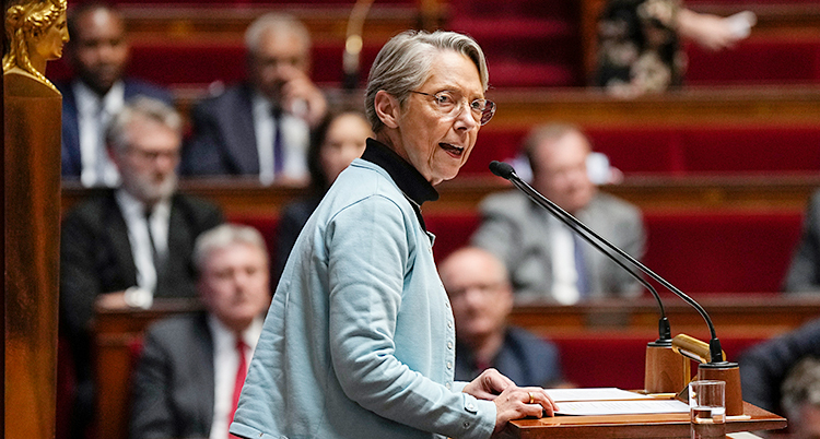 Hon står och pratar i en mikrofon i Frankrikes riksdag.