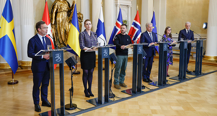 alla ledare på rad på en presskonferens.