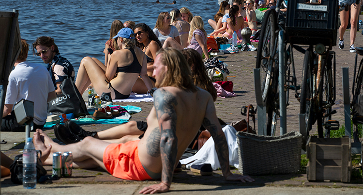 Folk solar på en kaj.