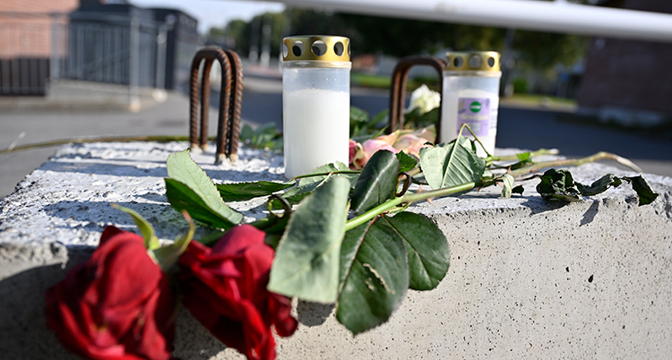 Blommor och ljus.