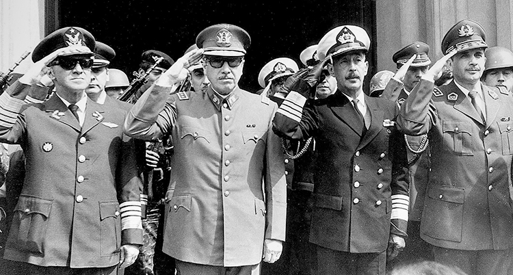 Fyra militärer står på rad.