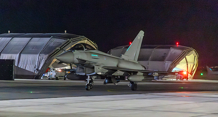 Ett militärt flygplan som har landat.