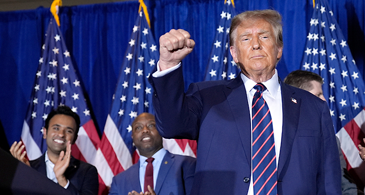 Donald Trump knyter näven efter att ha hållit ett tal för en publik.
