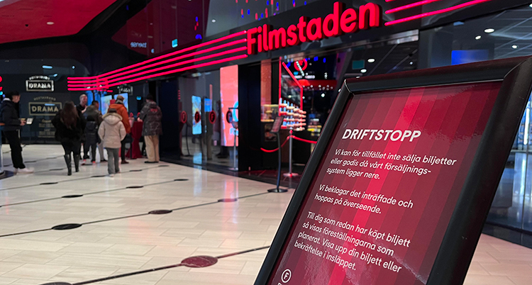 En ingång till en biograf. Filmstaden står med stora röda bokstäver.