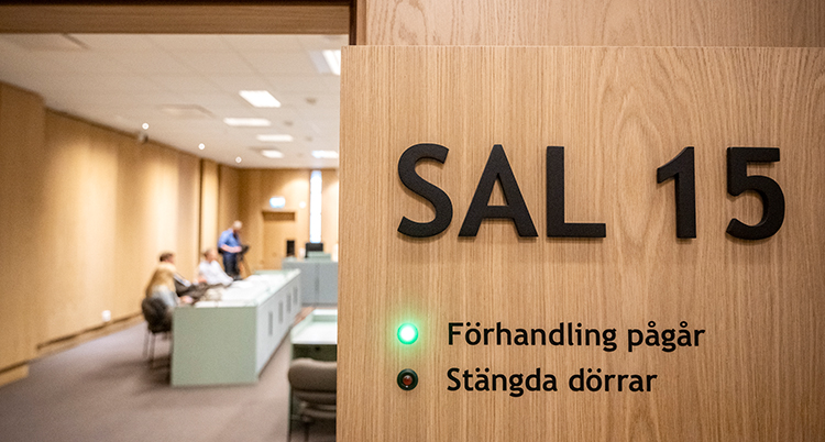 Sal 15 står det på en dörr in till rummet.