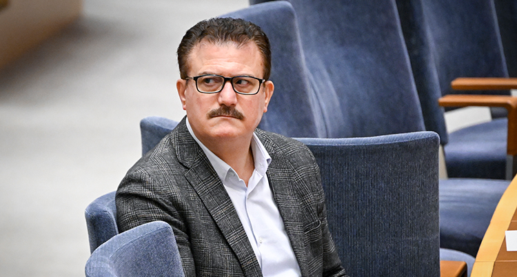 El-Haj sitter på sin plats i riksdagen.