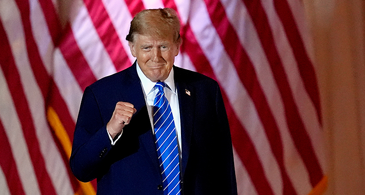 Donald Trump ser glad ut och knyter sin näve.