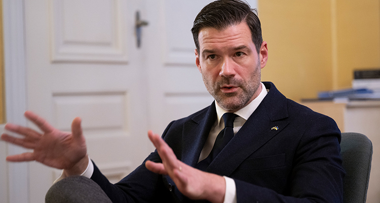 Johan Forssell berättar något och håller upp händerna framför sig.