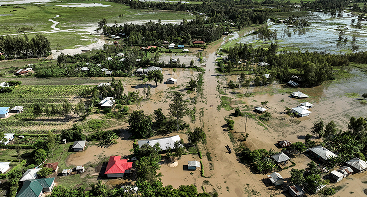 En bild från luften som visar att marken är översvämmad med vatten.