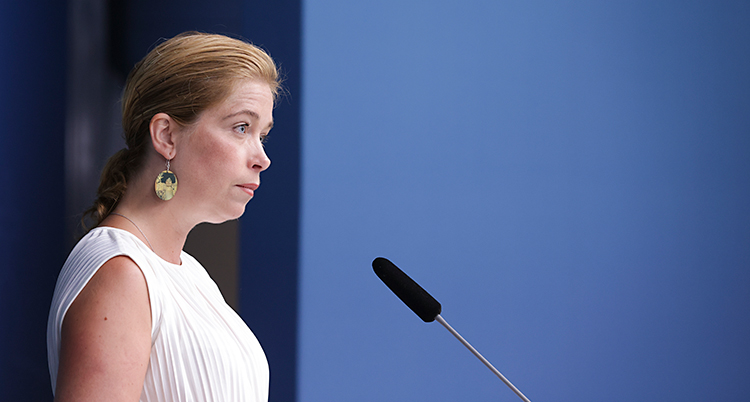 Hon står och pratar i en mikrofon.